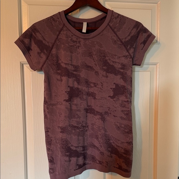 Athleta Tops - Athleta Mauve Camo Short Sleeve Tee